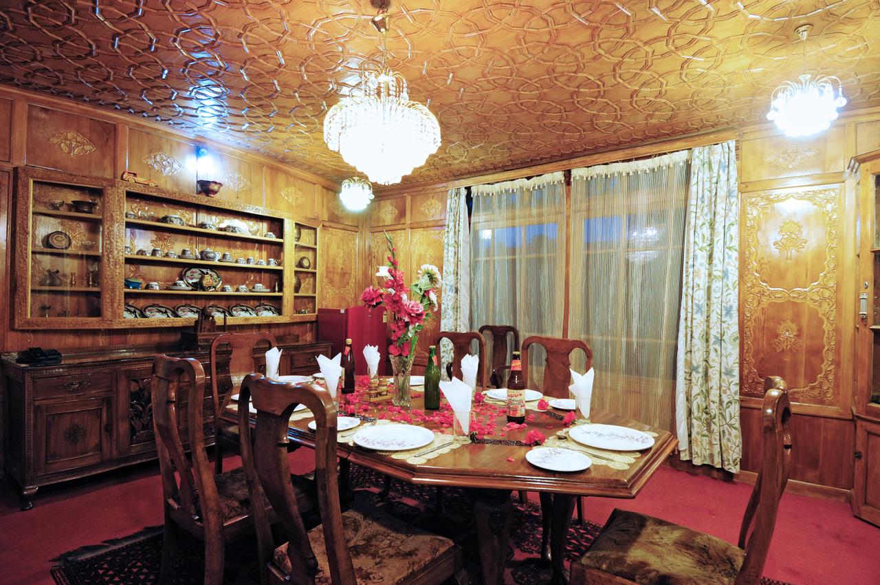 Nigeen Beauty Houseboat Srinagar Restaurant