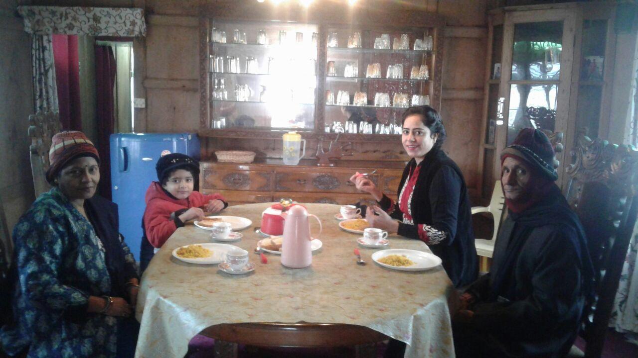 Hunza Houseboat Srinagar Restaurant