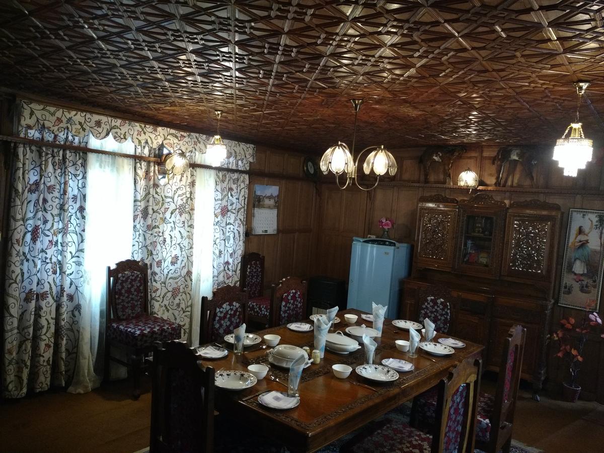 Kolu Palace Houseboat Srinagar Restaurant