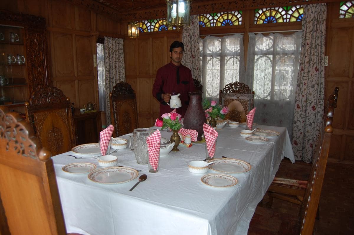 Hazar Dastan Houseboat Srinagar Restaurant
