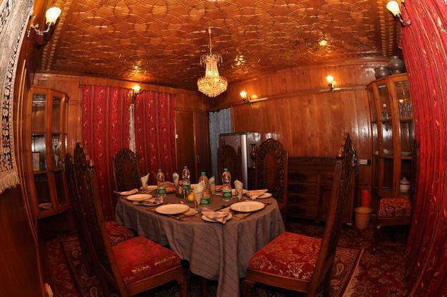 Zamrud Houseboat Srinagar Restaurant