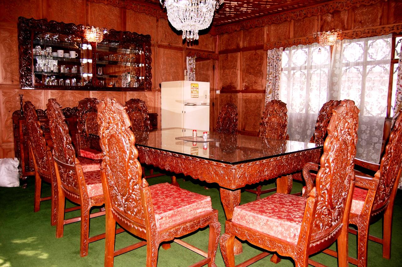 Mother India Houseboat Srinagar Restaurant