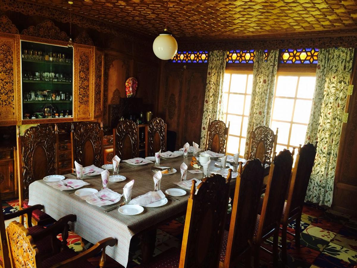 Monarch Houseboat Srinagar Restaurant