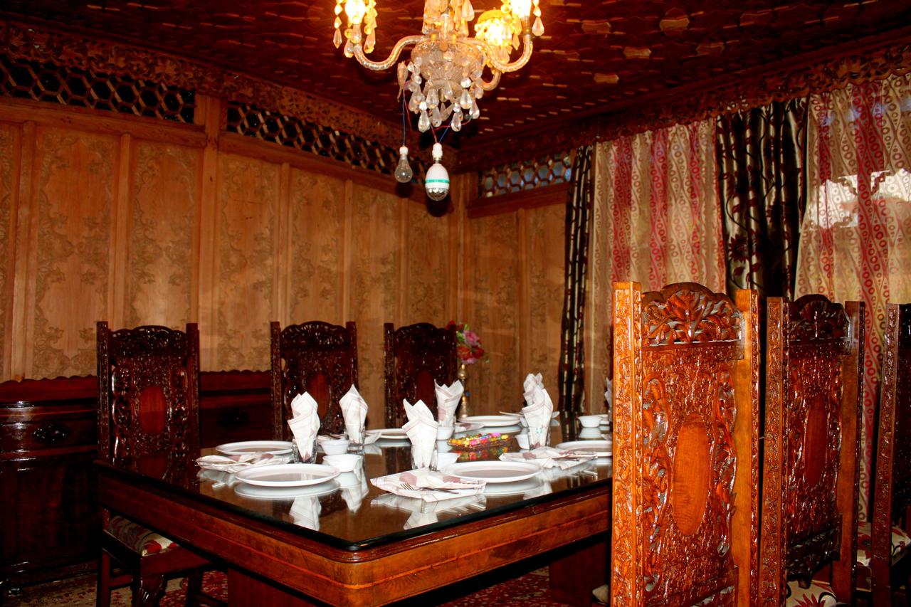 Appollo Eleven Group of Houseboat Srinagar Restaurant