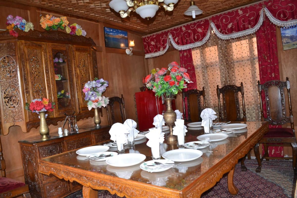 Al Rashid Group of Houseboat Srinagar Restaurant