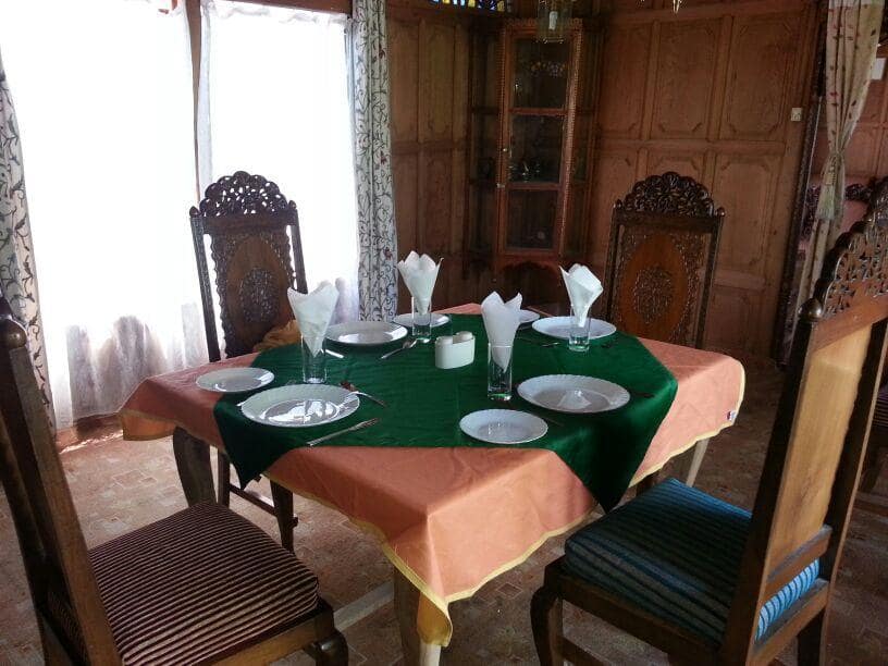 Hazar Dastan Group of Houseboat Srinagar Restaurant