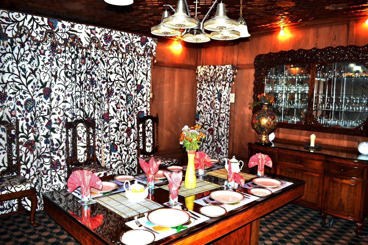 Swan Group Of Houseboat Srinagar Restaurant