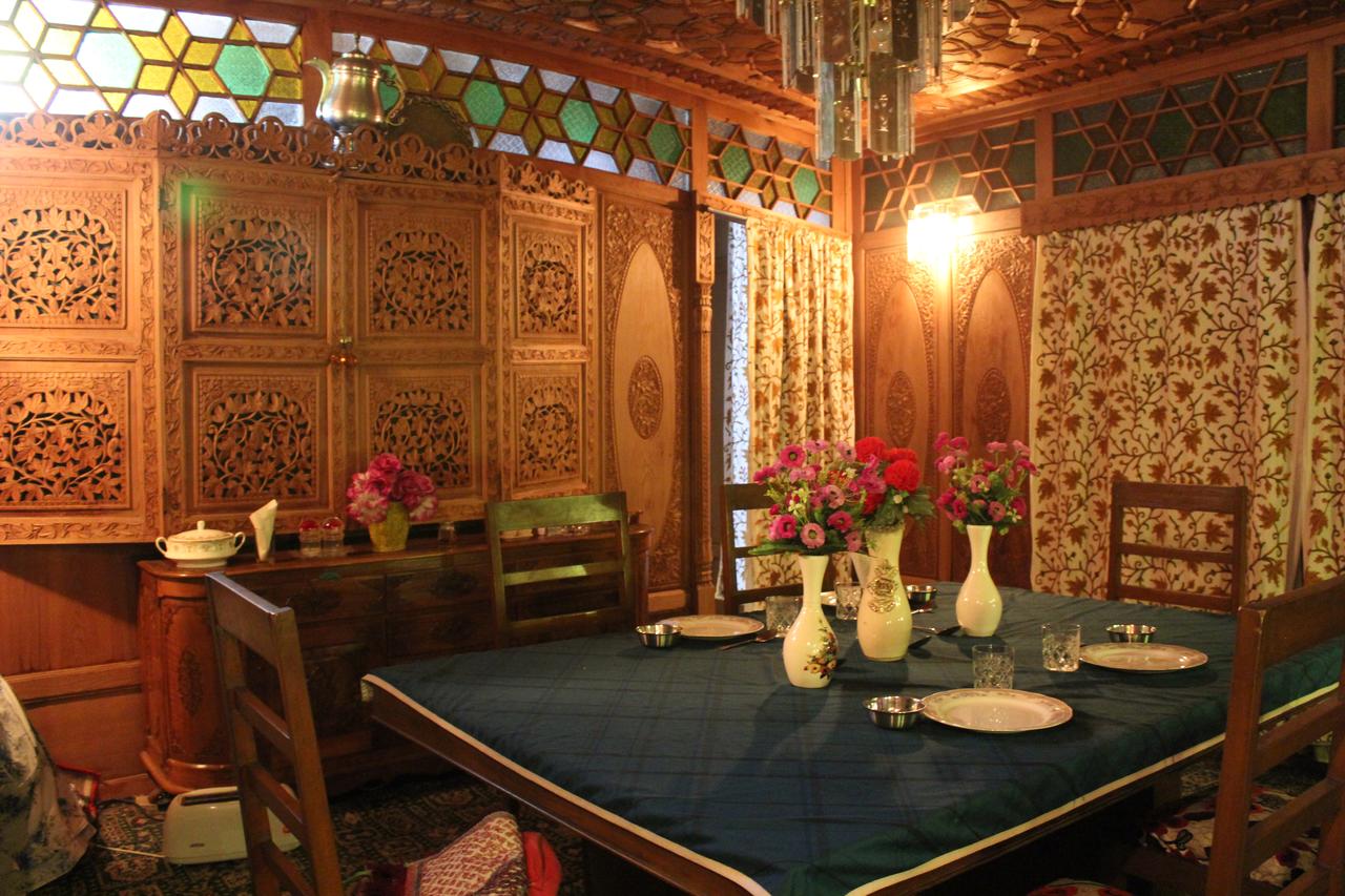 New Lucifer Houseboat Srinagar Restaurant