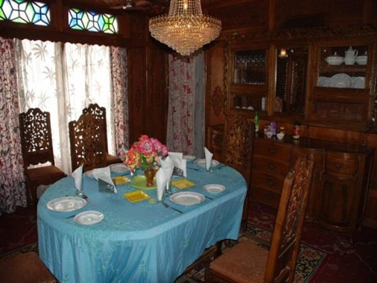Raj Mahal Houseboat Srinagar Restaurant