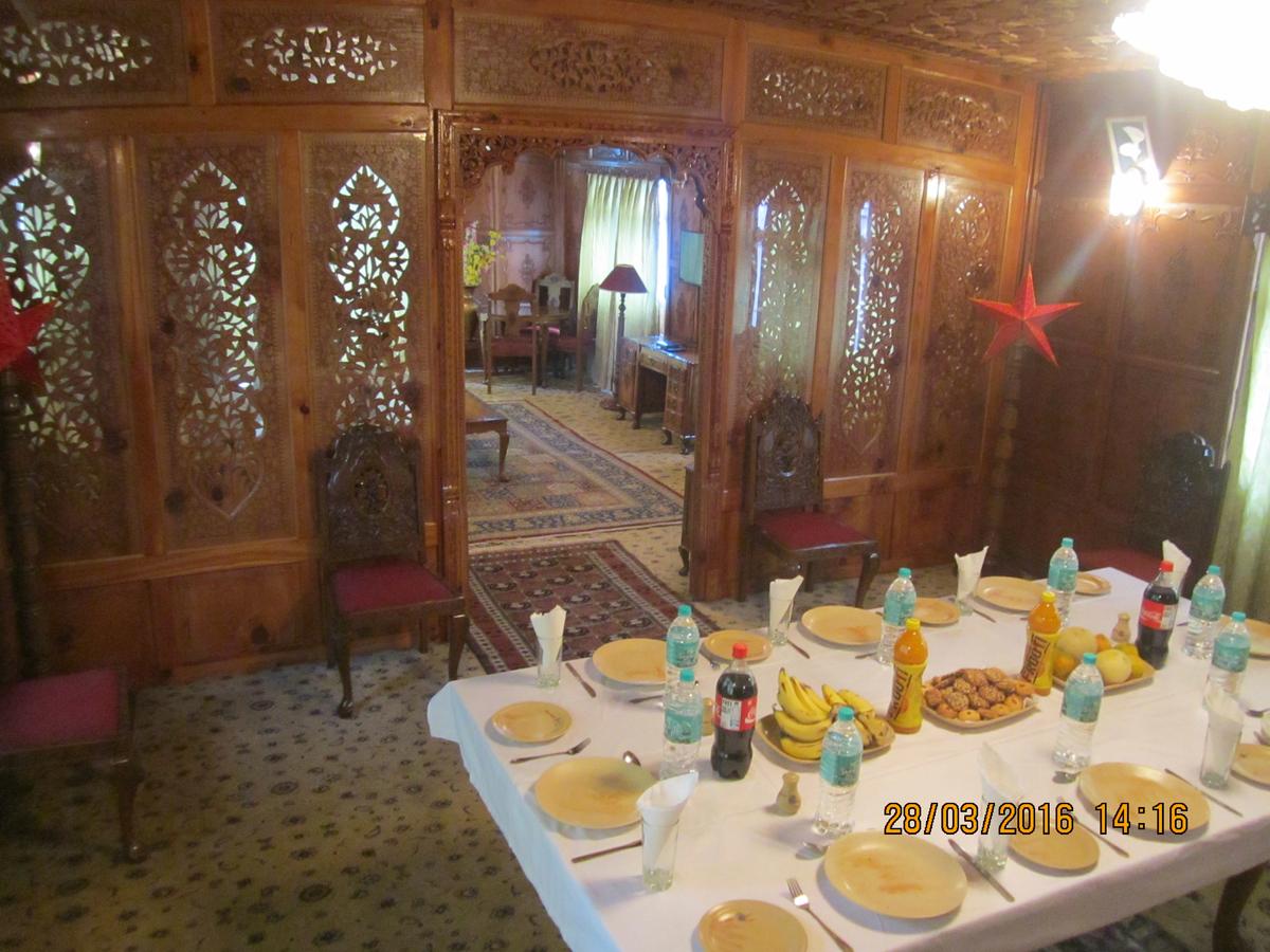 Zaffer Houseboat Srinagar Restaurant