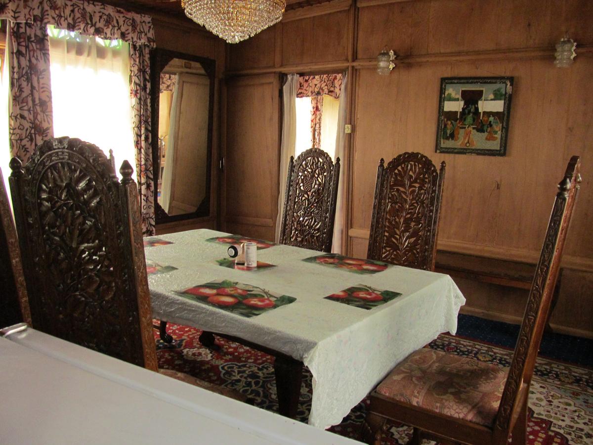 Green Paradise Houseboat Srinagar Restaurant